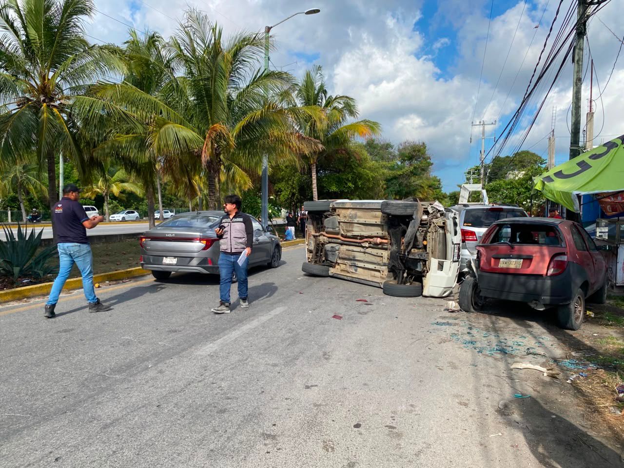 Conductor ebrio provoca aparatosa volcadura y daños, en Cancún