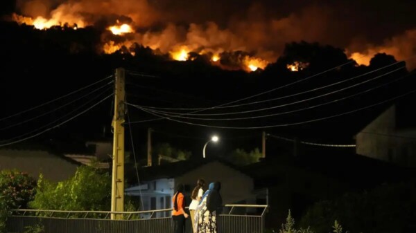 Incendios se fusionan y avanzan hacia Madrid