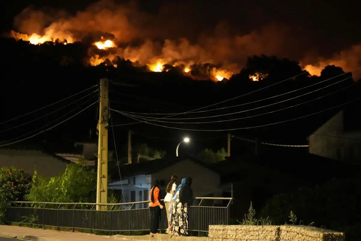 Incendios se fusionan y avanzan hacia Madrid
