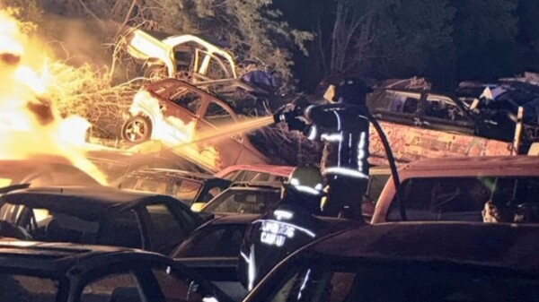 Incendio consume alrededor de 70 vehículos en corralón de la autopista Cancún-Mérida