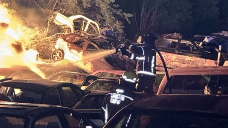 Incendio consume alrededor de 70 vehículos en corralón de la autopista Cancún-Mérida