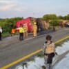 Vuelca autobús turístico en la Costa de Oaxaca; deja un muerto y seis personas lesionadas
