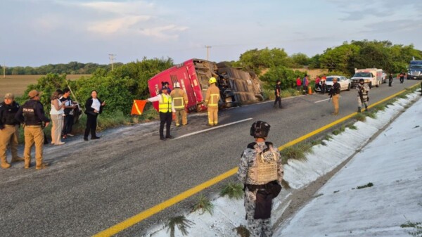 Vuelca autobús turístico en la Costa de Oaxaca; deja un muerto y seis personas lesionadas