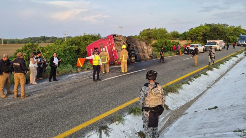 Vuelca autobús turístico en la Costa de Oaxaca; deja un muerto y seis personas lesionadas
