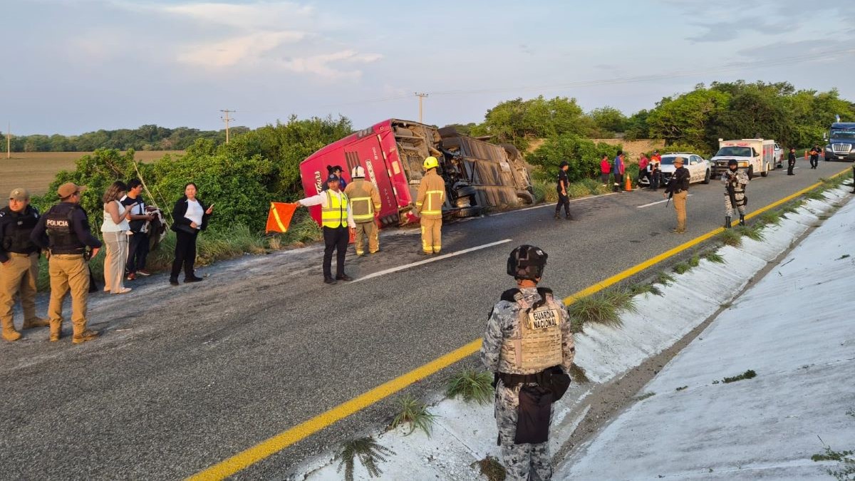 Vuelca autobús turístico en la Costa de Oaxaca; deja un muerto y seis personas lesionadas