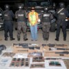 Captura en Tabasco a una mujer con presunta droga, armas de alto poder y equipo táctico.
