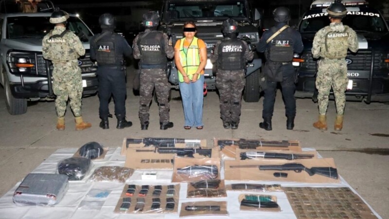 Captura en Tabasco a una mujer con presunta droga, armas de alto poder y equipo táctico.