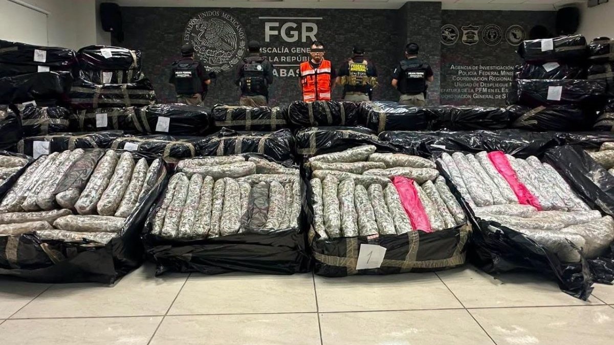 Aseguran más de una tonelada de droga oculta en un camión de carga en Tabasco