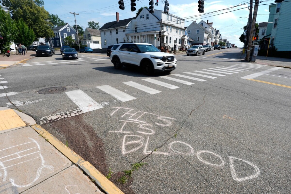 Se observa sangre en el pavimento cerca del lugar de un tiroteo en el que estuvo involucrado el Servicio de Inmigración y Control de Aduanas de Estados Unidos, el lunes 13 de julio de 2026 en Biddeford, Maine. La frase en el piso reza: “Esto es sangre”.