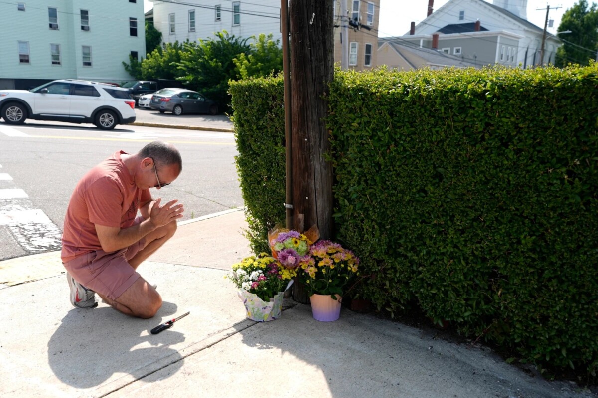 Misael Valdez se arrodilla cerca de unas flores colocadas en la intersección donde ocurrieron disparos con participación del Servicio de Inmigración y Control de Aduanas de Estados Unidos, el lunes 13 de julio de 2026, en Biddeford, Maine.