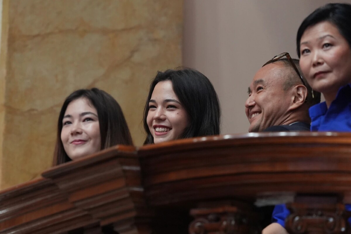 De izquierda a derecha, las hijas de Keijo Fujimori, Kyara Villanella y Kaori Villanella, y sus hermanos, Hiro Fujimori y Sachi Fujimori, sentados en el Congreso antes de su toma de posesión en Lima, Perú, el martes 28 de julio de 2026. 