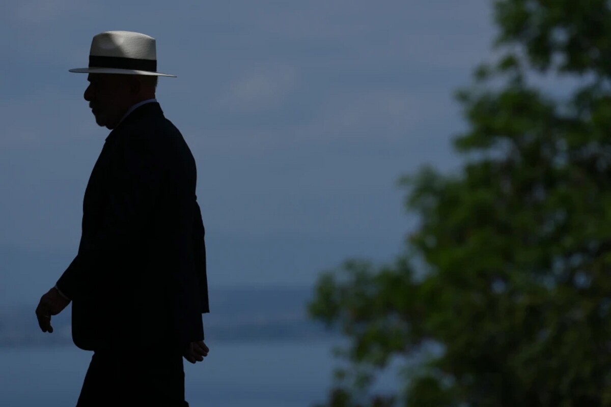 El presidente de Brasil, Luiz Inácio Lula da Silva se dirige al estrado antes de una foto grupal con los líderes del G7 y naciones invitadas durante la cumbre del G7, el pasado 16 de junio de 2026, en Evian-les-Bains, Francia. 