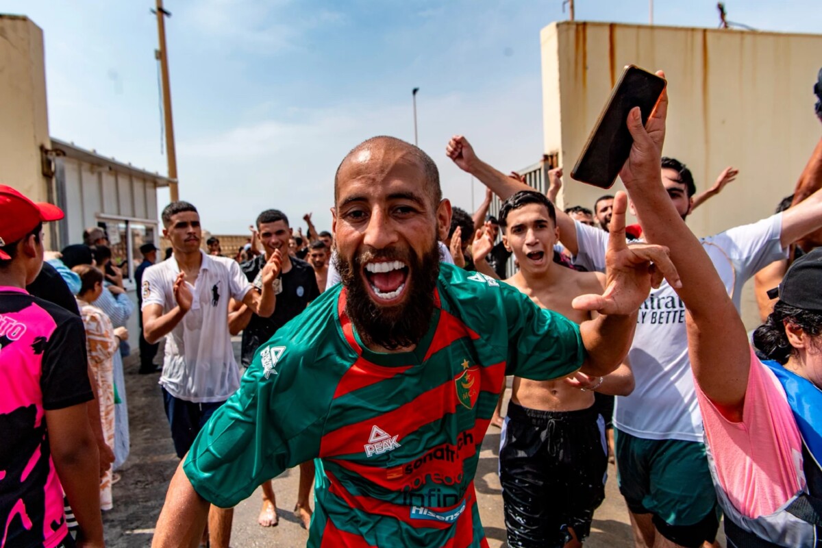 Migrantes cruzan desde Marruecos hacia el enclave español de Ceuta. 