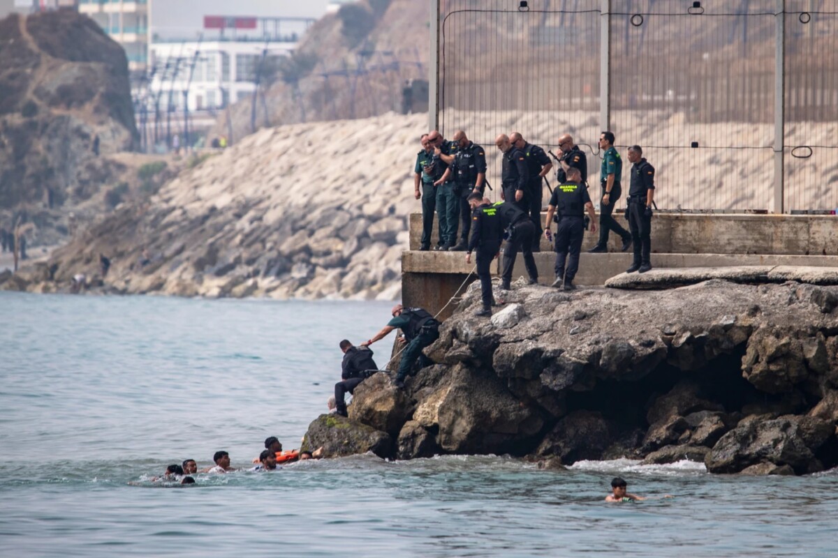 En videos e imágenes de la frontera, podían verse multitudes de personas, en su mayoría marroquíes, caminando alrededor de los rompeolas de una playa urbana, cerca de un puesto fronterizo con Marruecos, para incorporarse a las carreteras locales. La mayoría parecían ser hombres jóvenes, aunque también había familias con mujeres y niños.