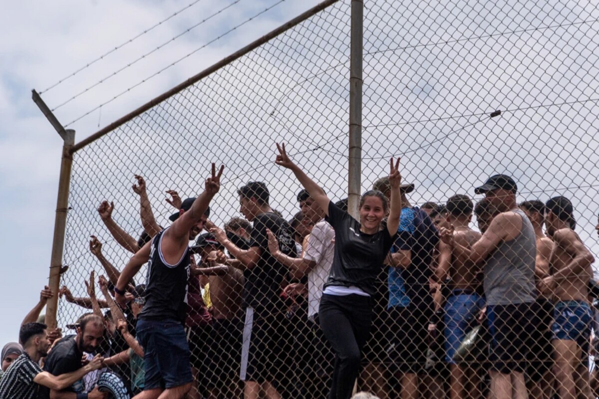 Miles de migrantes llegaron en masa al diminuto territorio español de Ceuta, en el norte de África, procedentes de Marruecos, lo que llevó a las autoridades locales a pedir ayuda al gobierno nacional de España en Madrid para restablecer la frontera.