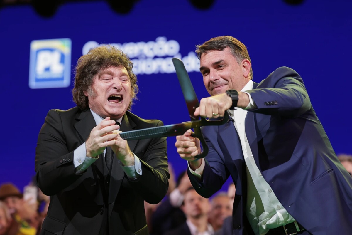El senador brasileño Flavio Bolsonaro (derecha) abre unas tijeras acompañado del presidente argentino Javier Milei, el 25 de julio de 2026, en Sao Paulo, Brasil. 