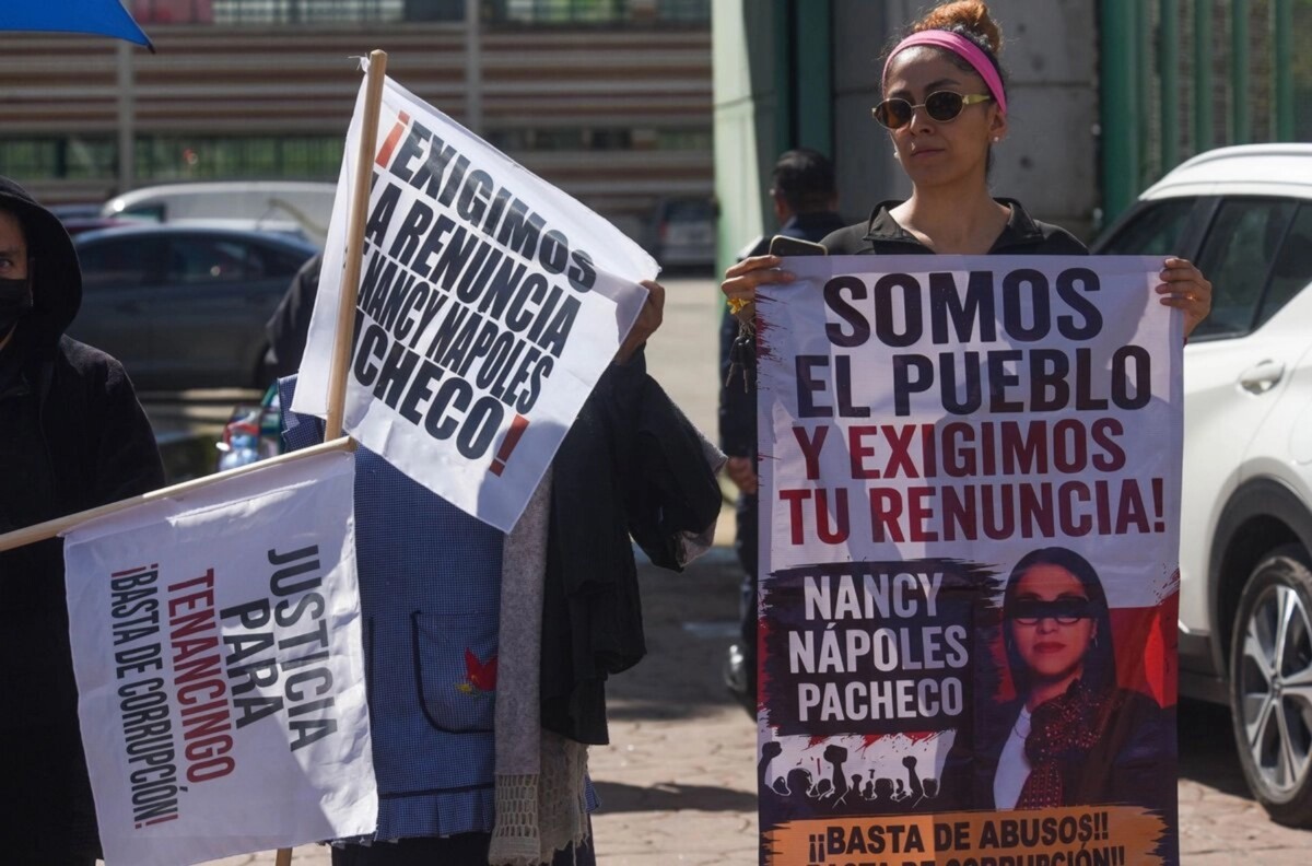 Un grupo de vecinos de Tenancingo se presentaron al exterior de los juzgados. Ahí, alrededor de media centena de inconformes, exigían la renuncia de la edil, por considerar que se la ha perdido toda la confianza debido a la serie de señalamientos que hay en su contra, lo anterior fue durante los primeros días de este mes de julio.