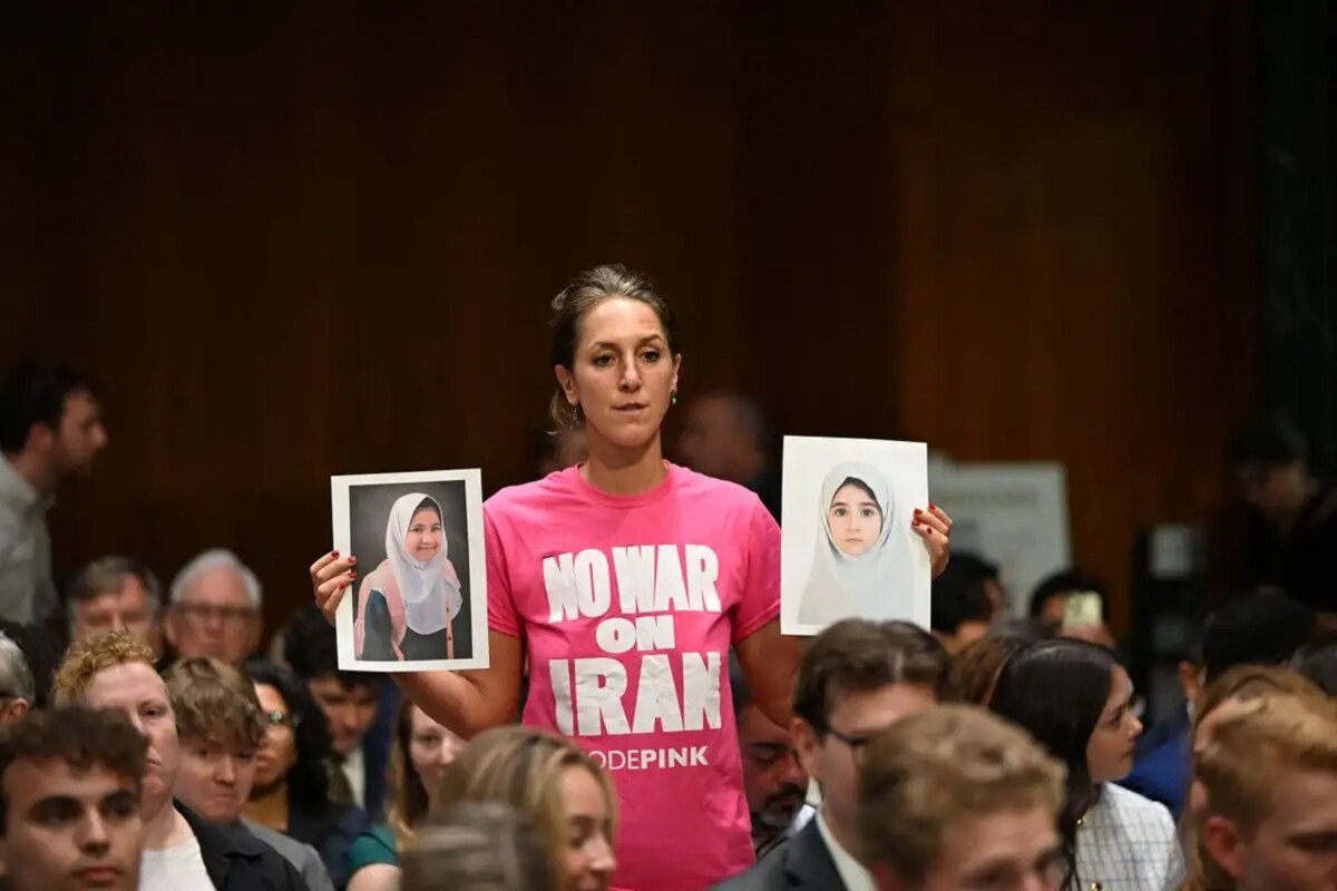 Protestas de la ciudadanía estadounidense en la que exigen el fin de la guerra en contra de Irán, estos durante la comparecencia en el Senado de Estados Unidos del secretario de Guerra, Pete Hegseth.