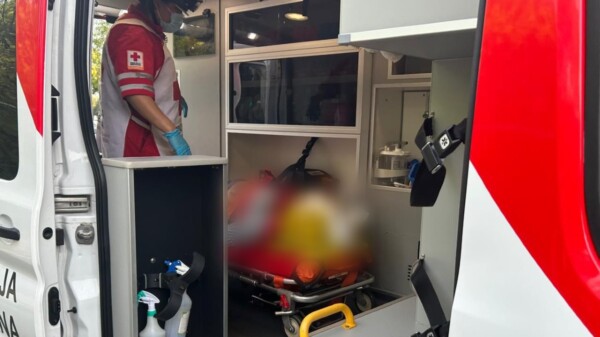 Mujer resulta gravemente herida tras choque entre motocicleta y autobús en Cancún