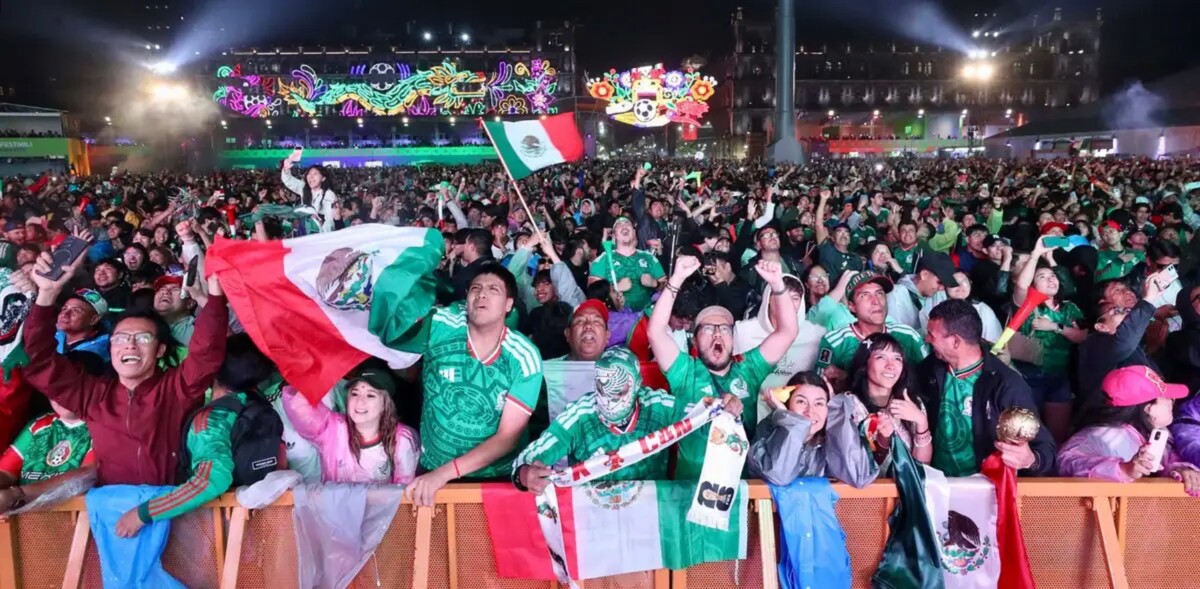 Tres aficionados mueren por asfixia en multitudinario festejo en la capital por victoria de la selección de México.