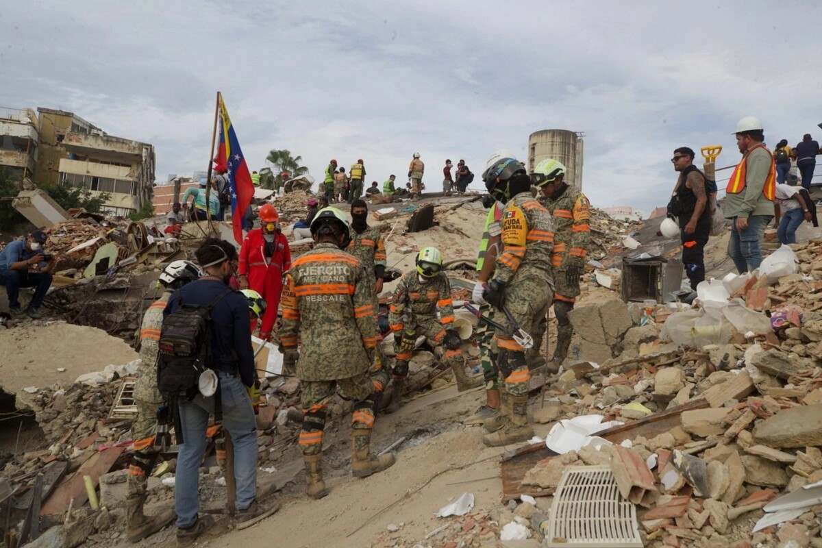 Elementos del Ejército mexicano realizan labores de búsqueda de sobrevivientes en La Guaira, el 3 de julio de 2026. 