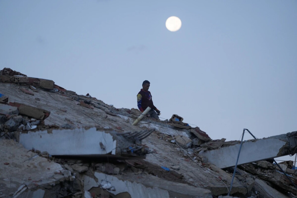 Un hombre camina entre los escombros de un edificio que se derrumbó durante los terremotos en La Guaira, Venezuela, el miércoles 1 de julio de 2026. 