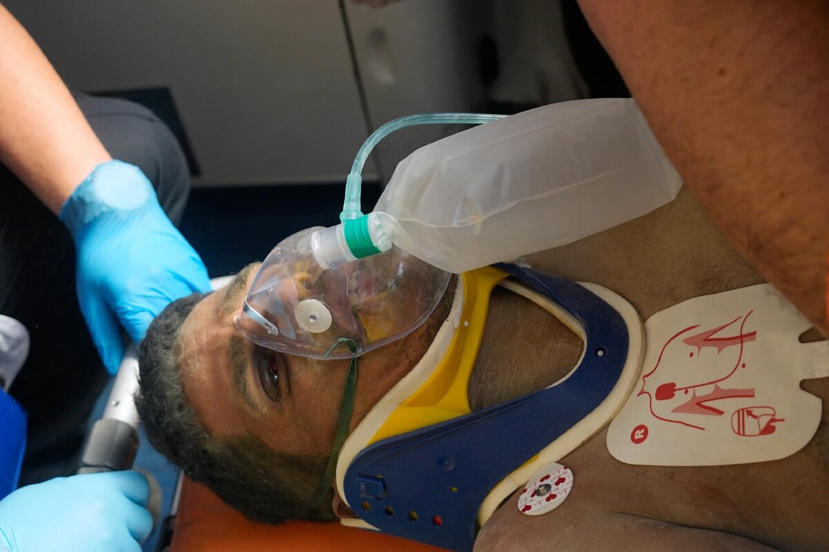 Los equipos de rescate atienden a Hernán Gil Flores tras ser sacado de entre los escombros ocho días después de quedar atrapado por los dos terremotos que azotaron Catia La Mar, Venezuela, el jueves 2 de julio de 2026. 