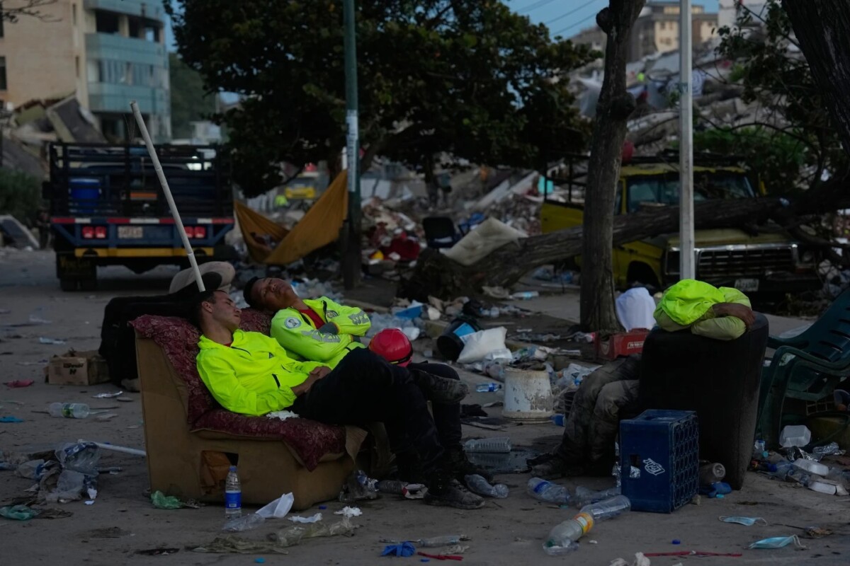 Agentes de policía que participan en las labores de rescate tras el terremoto duermen en La Guaira, Venezuela, el miércoles 1 de julio de 2026. 
