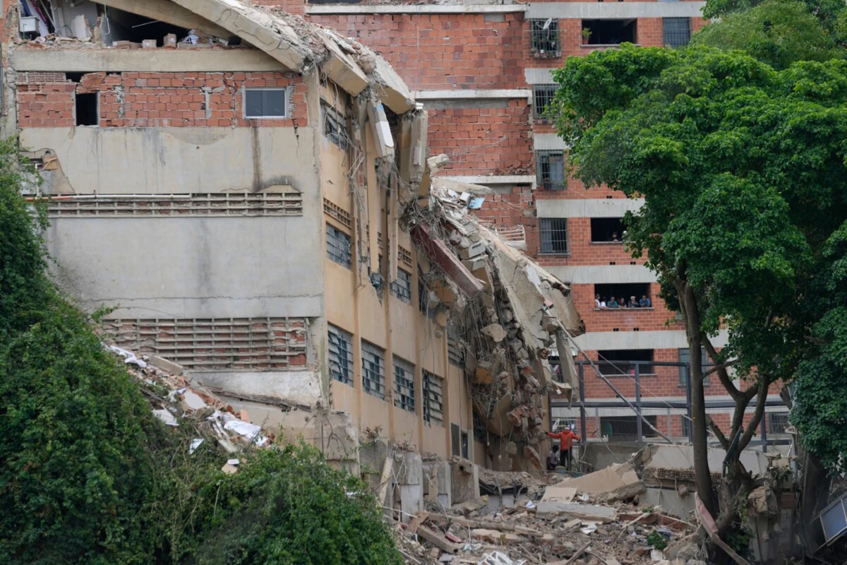 La escuela San Judas Tadeo yace parcialmente en ruinas en Caracas, Venezuela, el viernes 3 de julio de 2026, días después de que fuera dañada por los terremotos. 