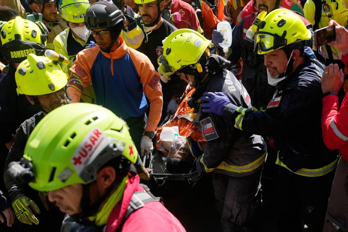 Los rescatistas transportan a Hernán Gil Flores Gil después de que fue sacado de entre los escombros ocho días después de quedar atrapado por los dos terremotos que azotaron Catia La Mar, Venezuela, el jueves 2 de julio de 2026. 