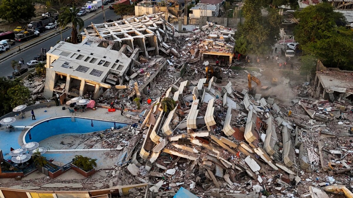 Vista aérea de edificios destruidos en Caraballeda, en La Guaira, Venezuela, el 29 de junio de 2026, tras dos grandes terremotos. 