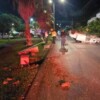 Conductor abandona vehículo tras chocar y volcar en la avenida Huayacán de Cancún