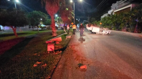 Conductor abandona vehículo tras chocar y volcar en la avenida Huayacán de Cancún