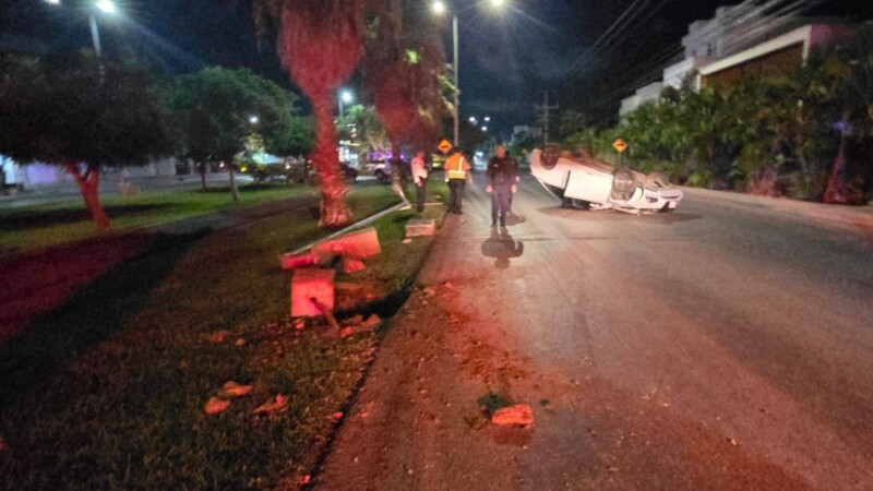 Conductor abandona vehículo tras chocar y volcar en la avenida Huayacán de Cancún