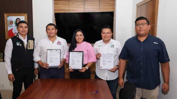 Firma Blanca Merari convenio con la Congregación Mariana Trinitaria