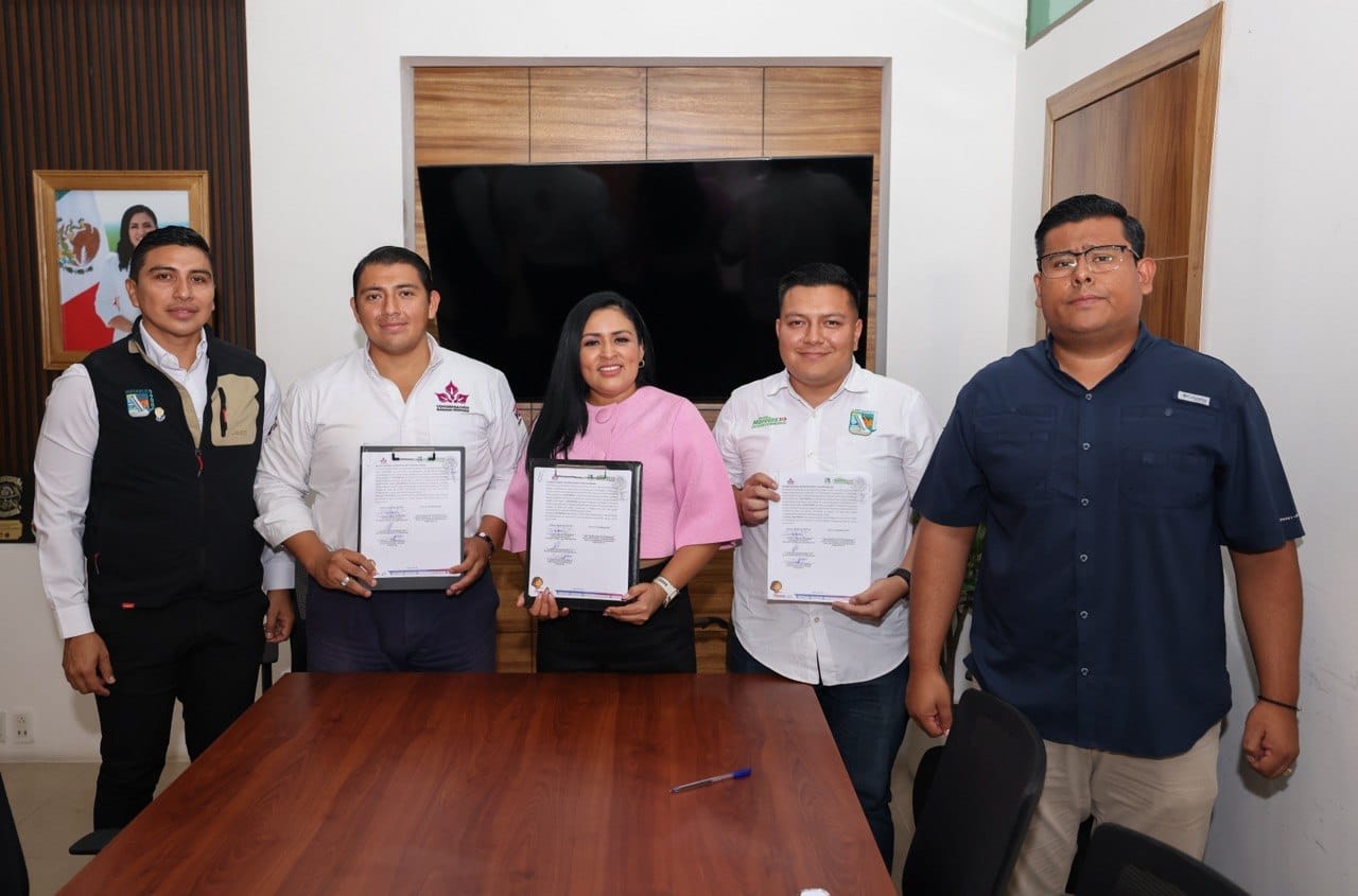 Firma Blanca Merari convenio con la Congregación Mariana Trinitaria