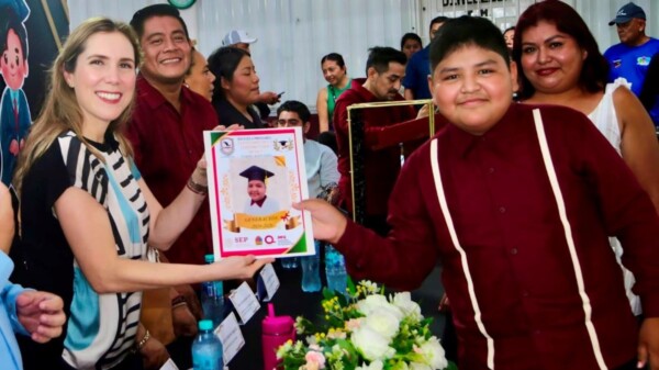 Atenea refrenda su respaldo a la educación durante graduación en la Zona Continental