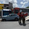 Accidente entre autobús de la zona hotelera y automóvil deja cinco lesionados en la avenida Kabah en Cancún