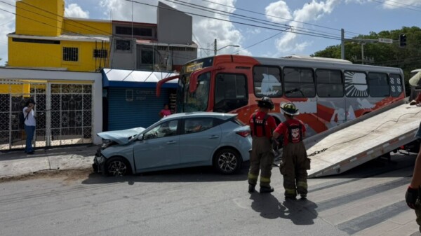 Accidente entre autobús de la zona hotelera y automóvil deja cinco lesionados en la avenida Kabah en Cancún