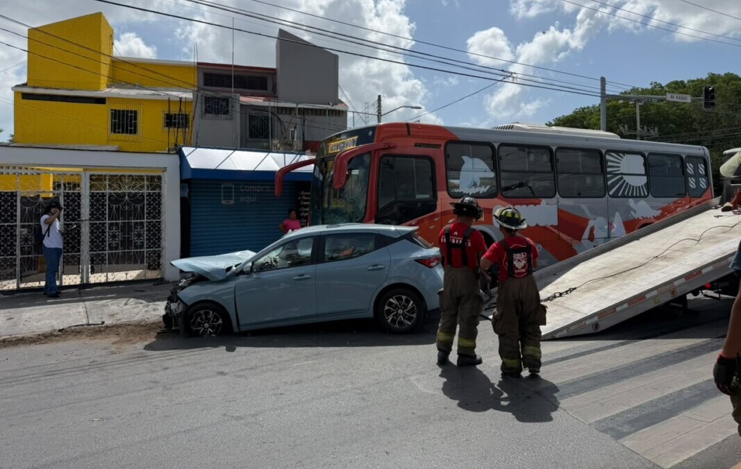 Accidente entre autobús de la zona hotelera y automóvil deja cinco lesionados en la avenida Kabah en Cancún