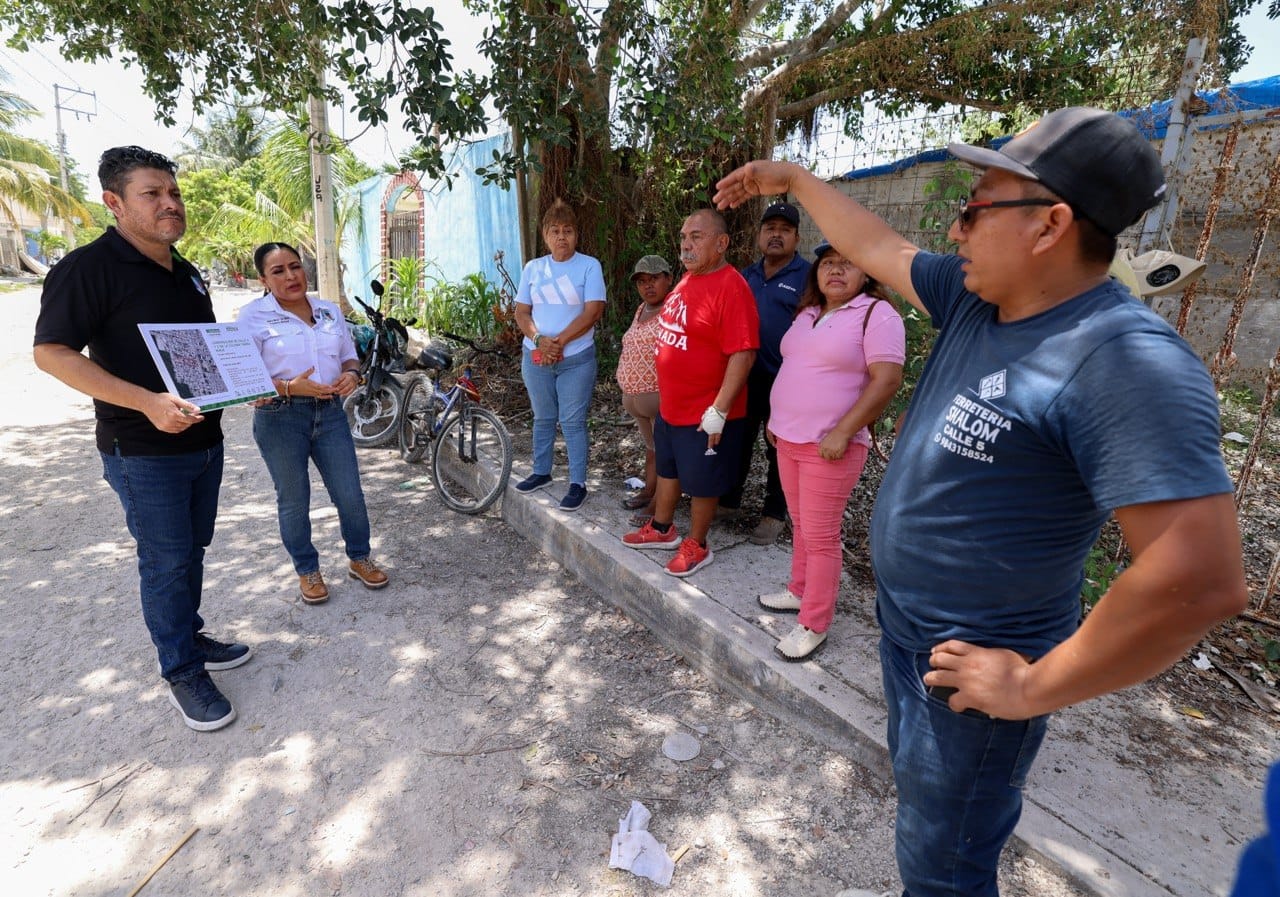 Anuncia Blanca Merari el próximo inicio de obra de pavimentación de las calles 5 y 6 en Tierra Nueva. La presidenta municipal verificó los preparativos para el arranque de los trabajos que permitirán mejorar la movilidad y seguridad de las familias de la colonia, con la pavimentación de 250 metros lineales y la rehabilitación de la infraestructura pluvial.