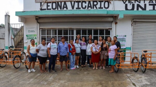 Apoya Blanca Merari a familias de Leona Vicario