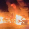 Investigan a trabajador por incendio que consumió cuatro vehículos en un taller de Cancún
