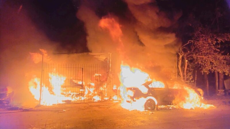 Investigan a trabajador por incendio que consumió cuatro vehículos en un taller de Cancún