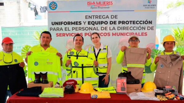 Atenea Gómez Ricalde entrega uniformes y equipo de protección al personal de Servicios Públicos de Isla Mujeres