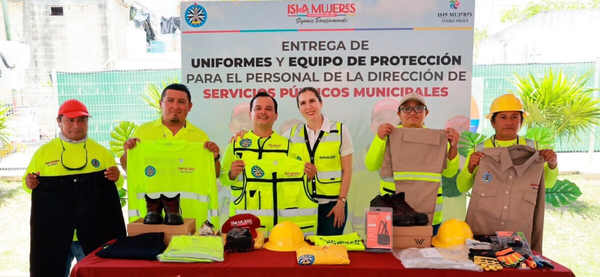 Atenea Gómez Ricalde entrega uniformes y equipo de protección al personal de Servicios Públicos de Isla Mujeres
