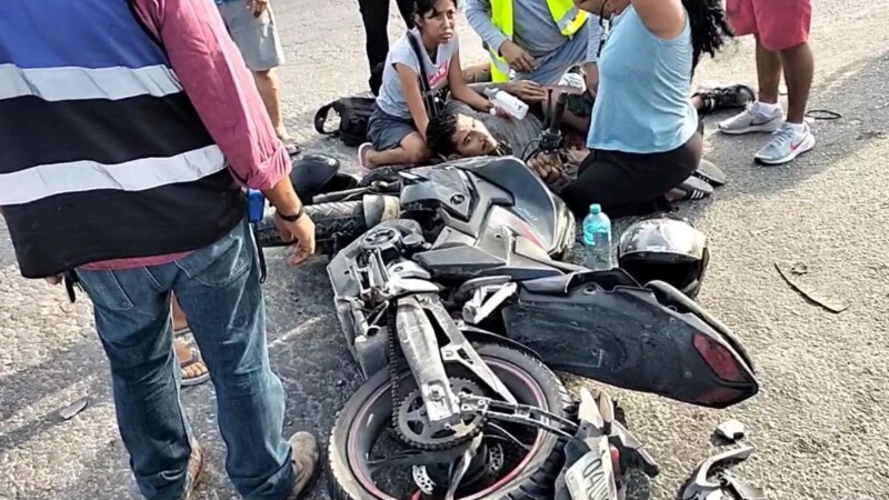 Dos motociclistas resultan lesionados tras choque con automóvil en Arco Norte en Cancún