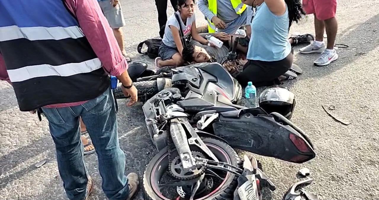 Dos motociclistas resultan lesionados tras choque con automóvil en Arco Norte en Cancún