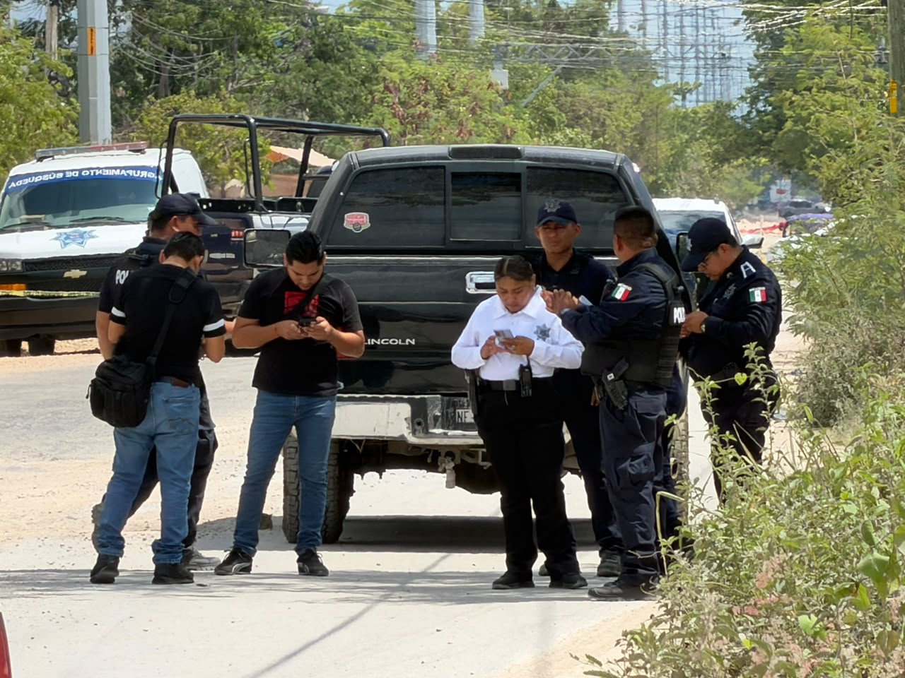 Hallan camioneta con un cuerpo sin vida en Arco Vial en la Supermanzana 259 de Cancún