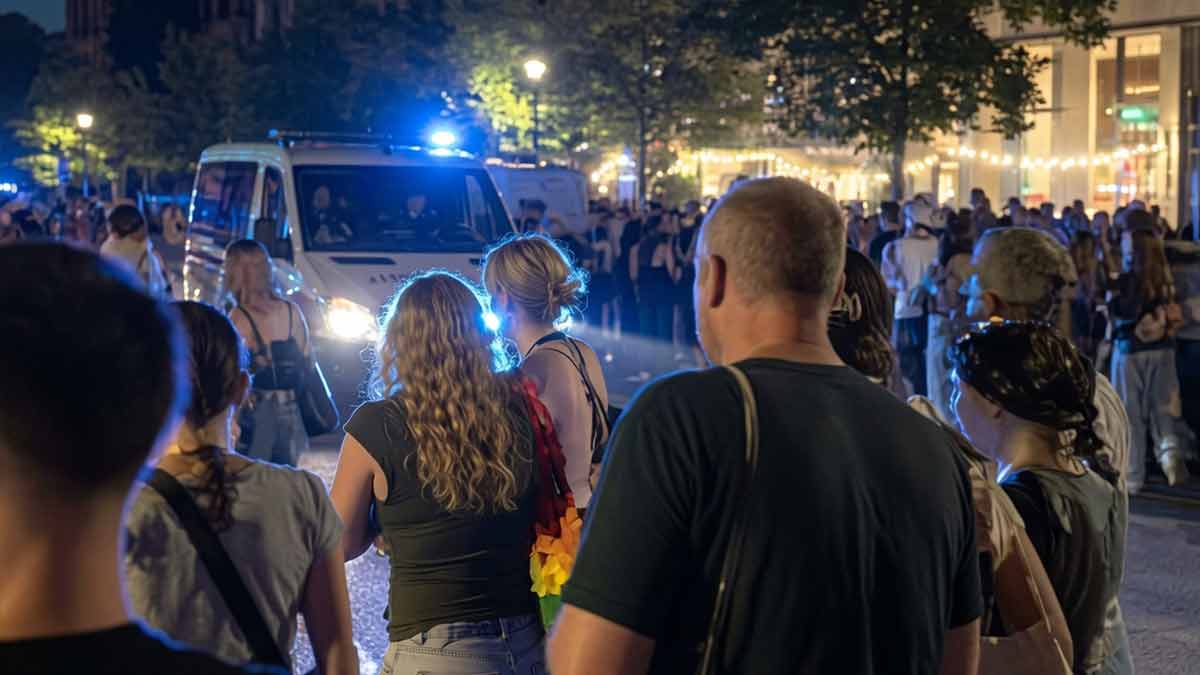Arrollan a asistentes a desfile del orgullo LGBTQ+ en Berlín, uno murió